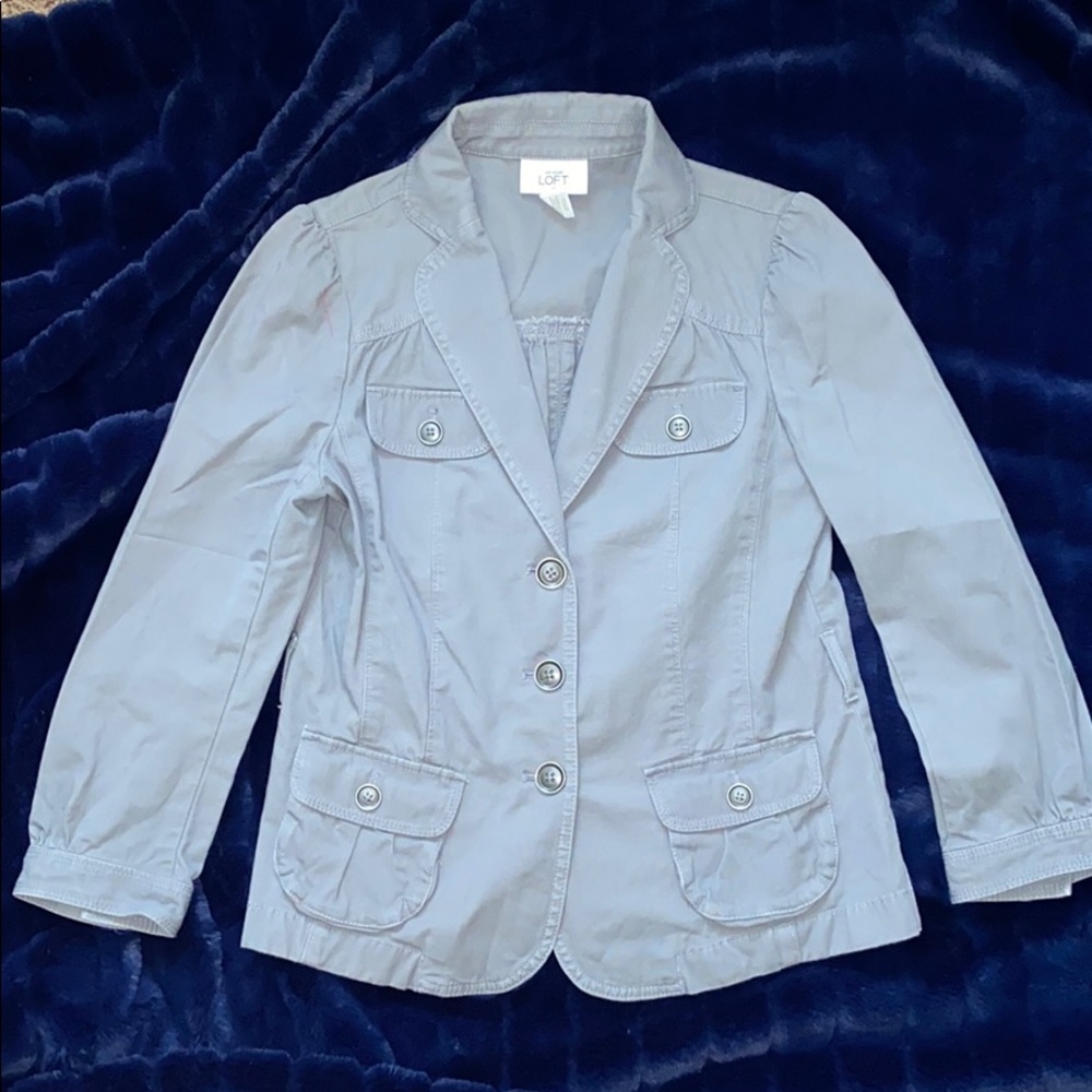 🥳🥳ANN TAYLOR LOFT. GREY. 3 BUTTON JACKET. TRENDY